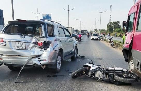 Tong manh vao xe Innova, 2 cha con o Sai Gon thuong vong hinh anh