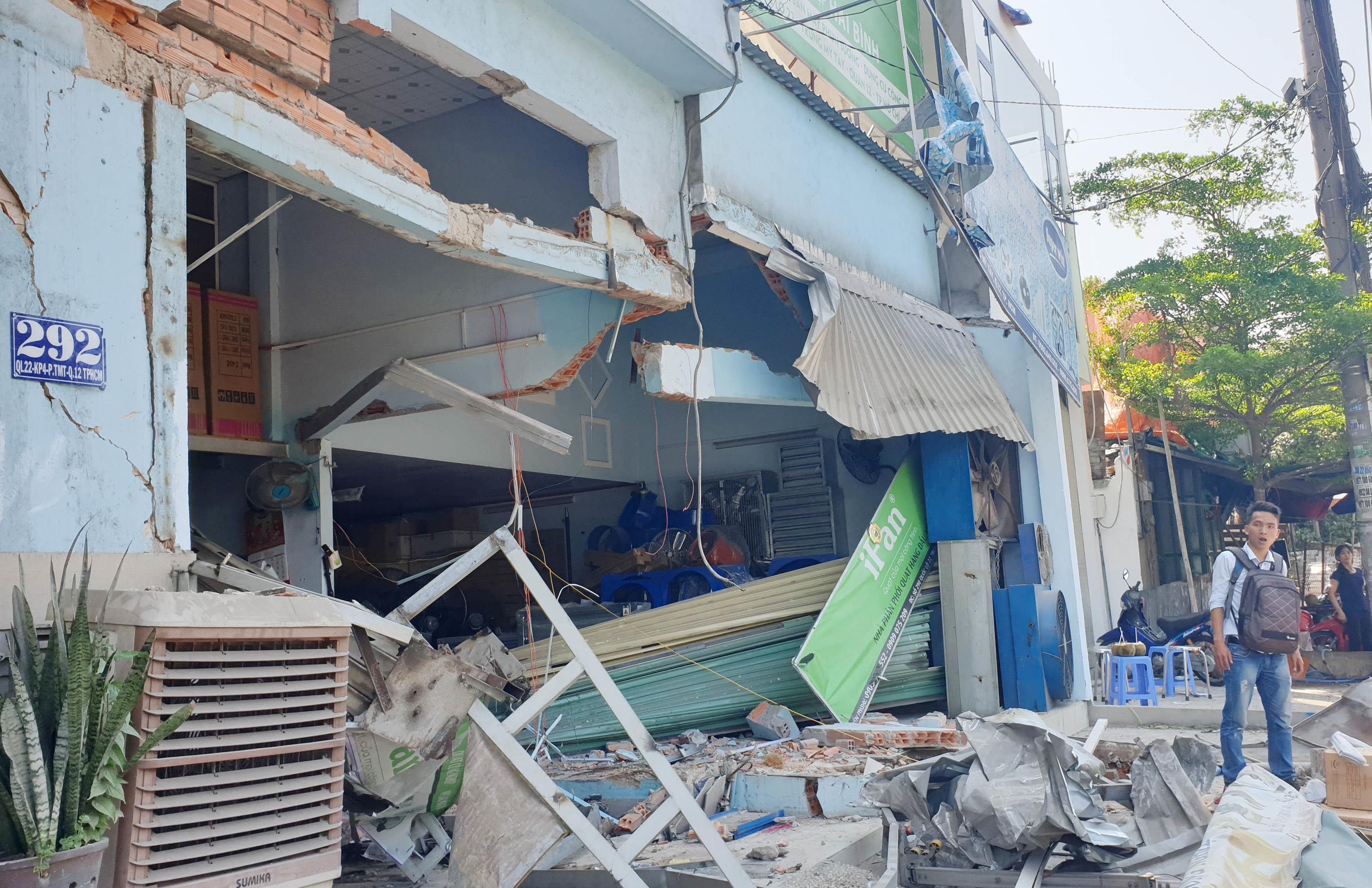 Xe dau keo tong sap nha dan o Sai Gon, nhieu nguoi thoat chet hinh anh