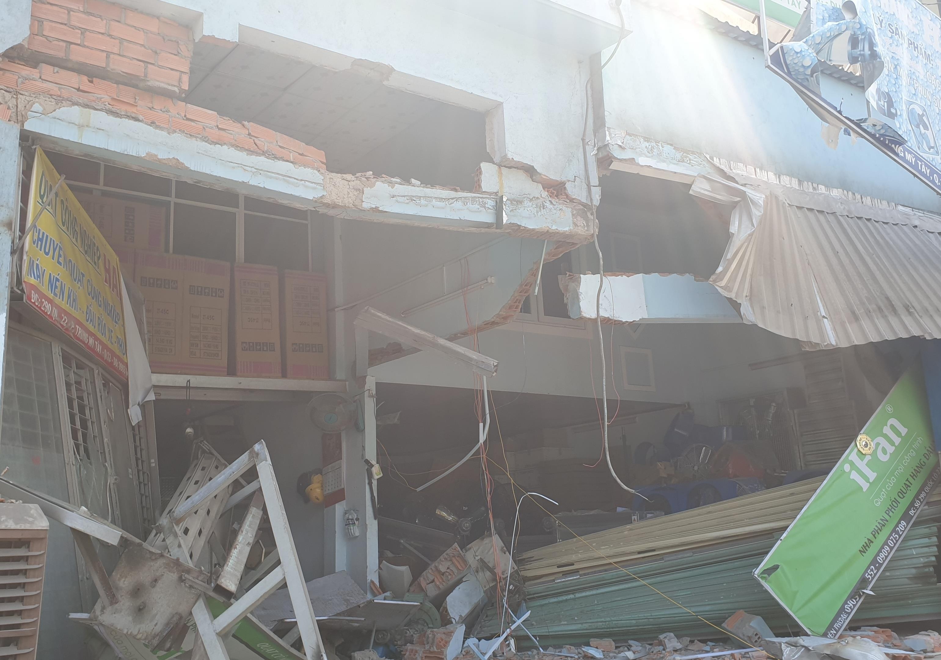 Xe dau keo container tong sap nha dan o Sai Gon hinh anh