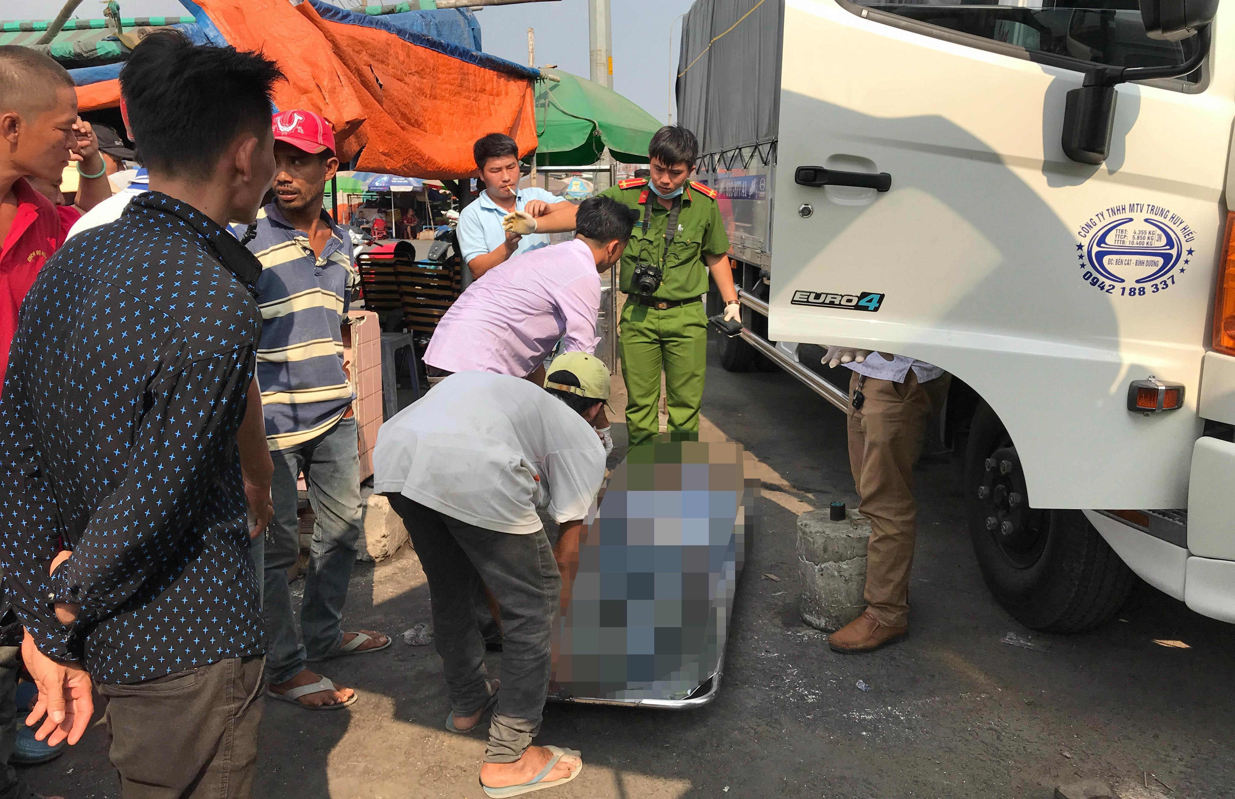 Phu xe tai tu vong bat thuong tren duong di nhan hang o Sai Gon hinh anh