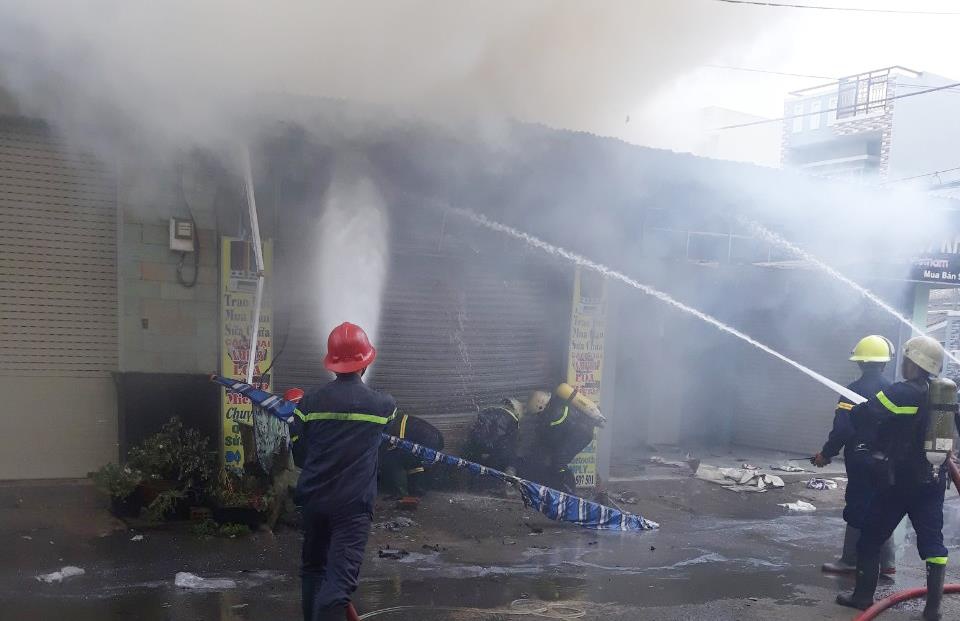 Chay cua hang kinh doanh do dien tu o Sai Gon, mot nguoi tu vong hinh anh