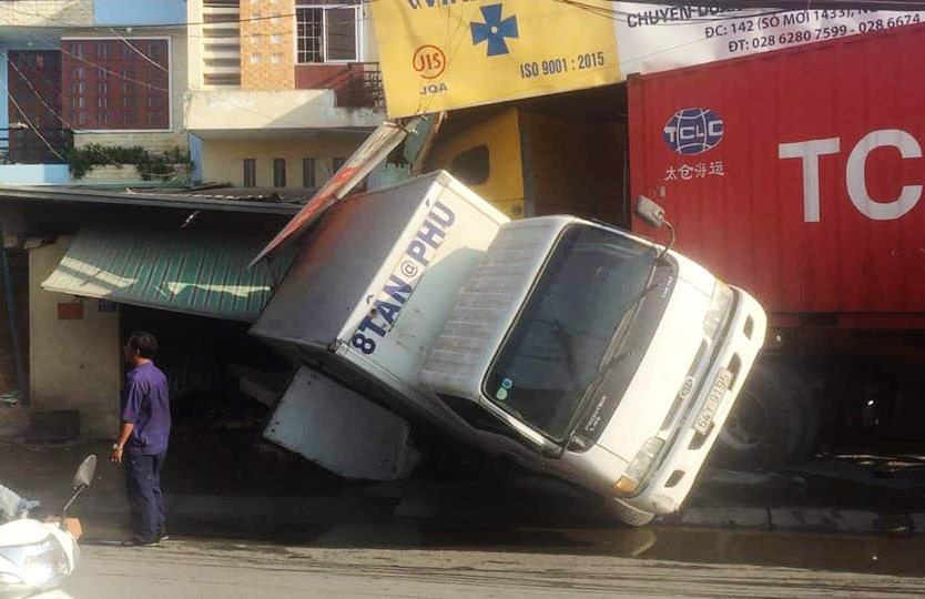 Xe dau keo tong sap nha dan o Sai Gon, ca gia dinh thoat chet hinh anh