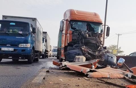 Duong dan cao toc Trung luong un u sau tai nan giua 3 phuong tien hinh anh