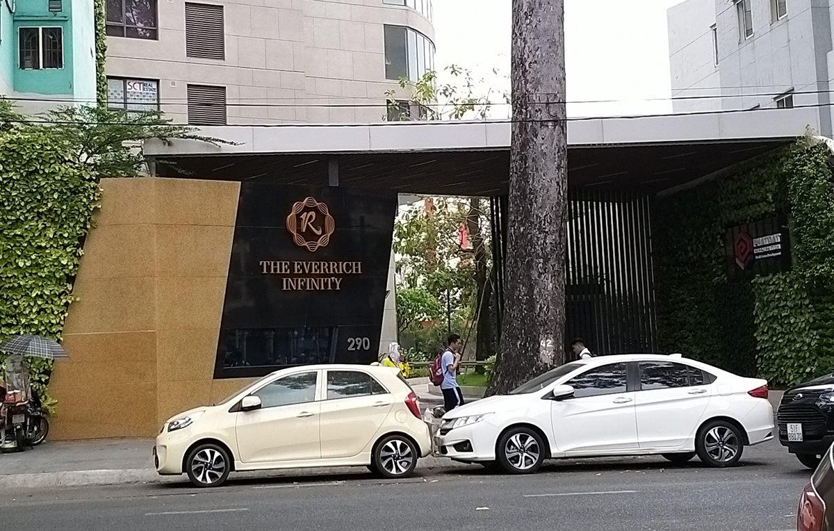 Dau oto truoc chung cu, 2 nguoi bi nhom con do danh nhap vien hinh anh