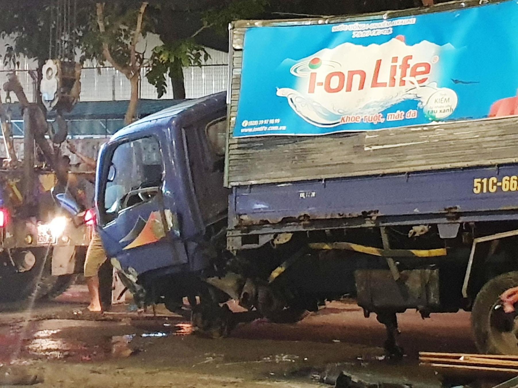 Va vao dai phan cach sat, oto tai rot banh ra ngoai hinh anh