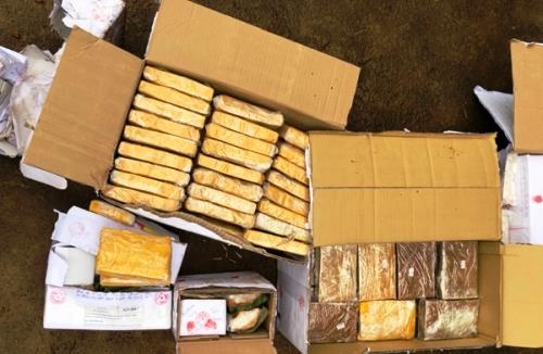 CSGT ke luc chan 2 oto, phat hien gan 900 kg ma tuy o Sai Gon hinh anh