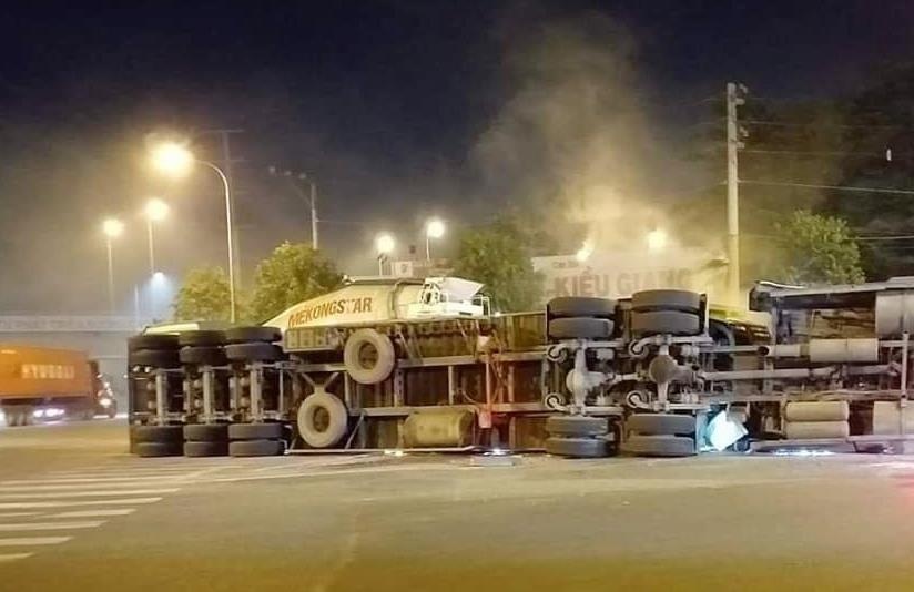 Oto dau keo container lat nhao khi tranh xe bon o Sai Gon hinh anh