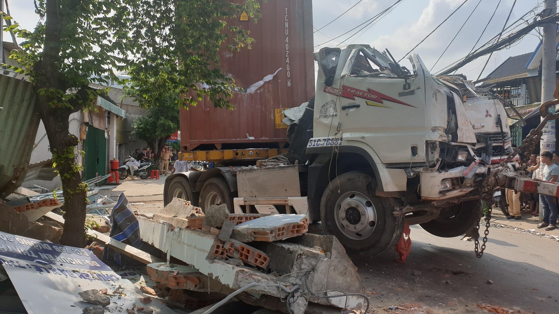 Xe dau keo tong sap 3 can nha o Sai Gon, 14 nguoi may man thoat chet hinh anh