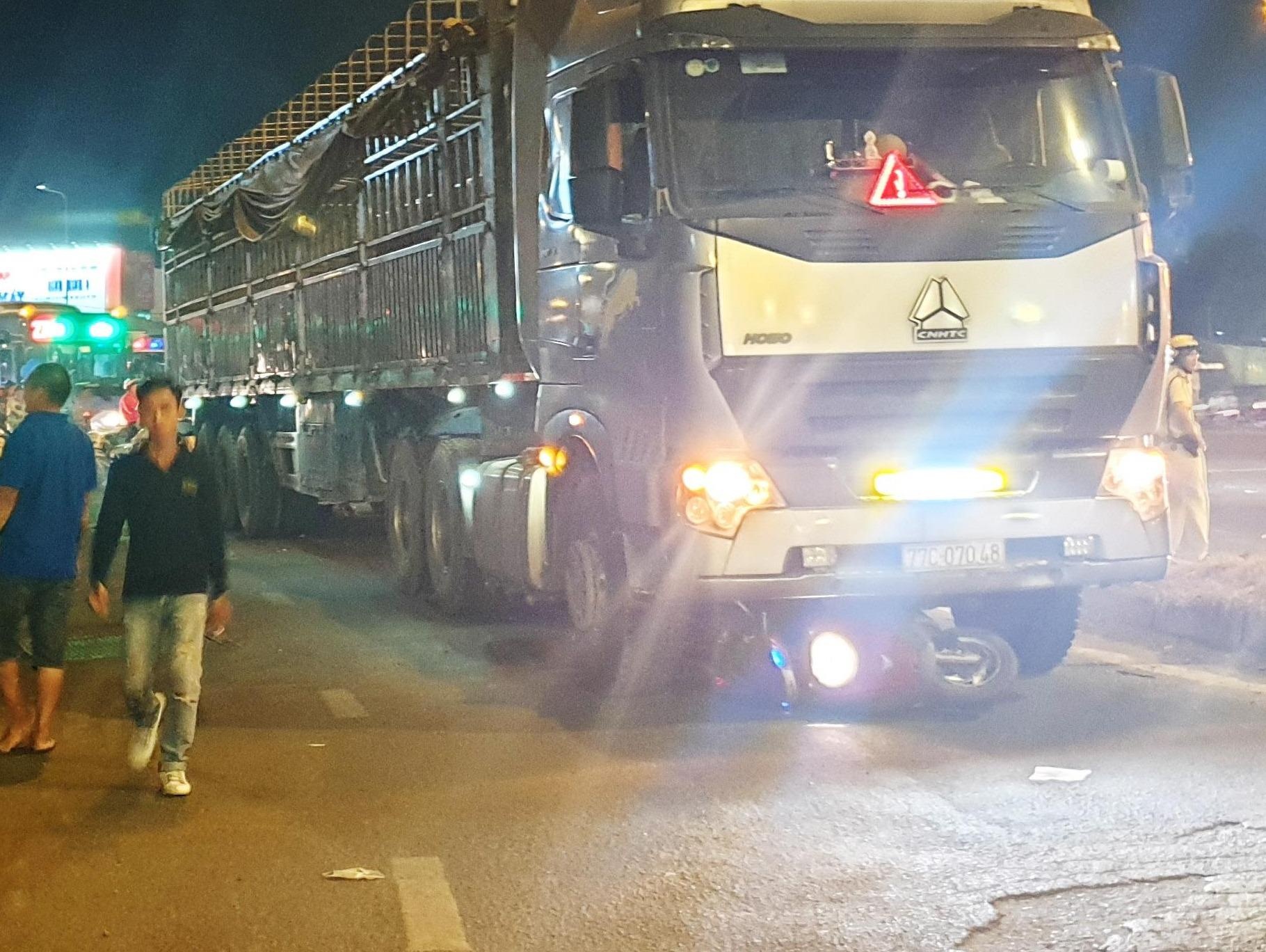 Oto tai can xe may o nga tu An Suong, 2 nguoi tu vong hinh anh