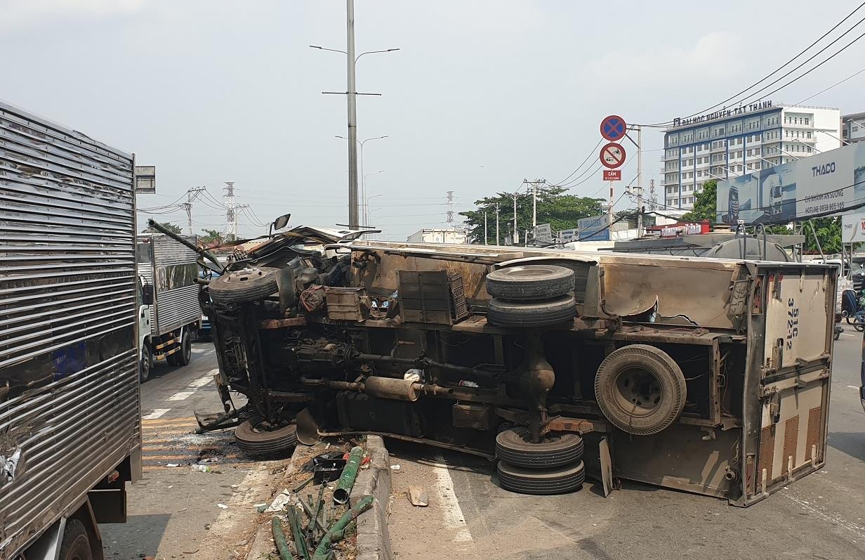 Xe tai gay tai nan lien hoan tren QL1, giao thong un tac hon 3 km hinh anh