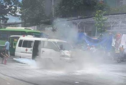 Chay xe cuu thuong giua trua o Sai Gon hinh anh