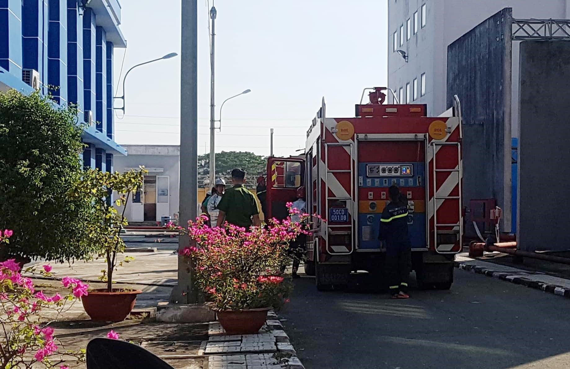 Chay tram bien ap o Sai Gon, nhieu quan mat dien hon 1 gio hinh anh