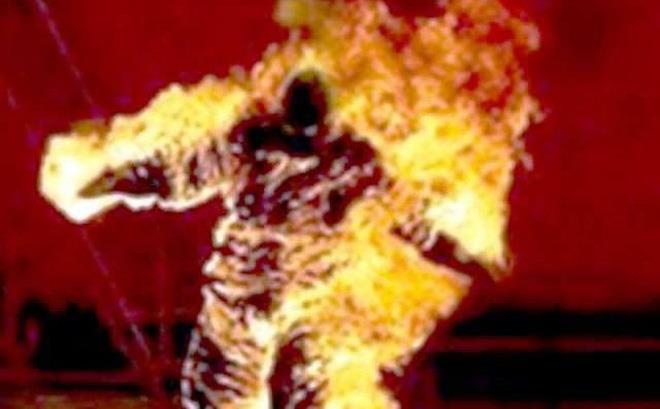 Nhan chung ke viec cuu doi nam nu boc chay trong dem hinh anh