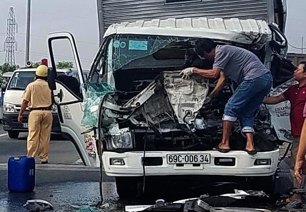 Oto tai tong xe can cau o Sai Gon, 2 tai xe thiet mang hinh anh