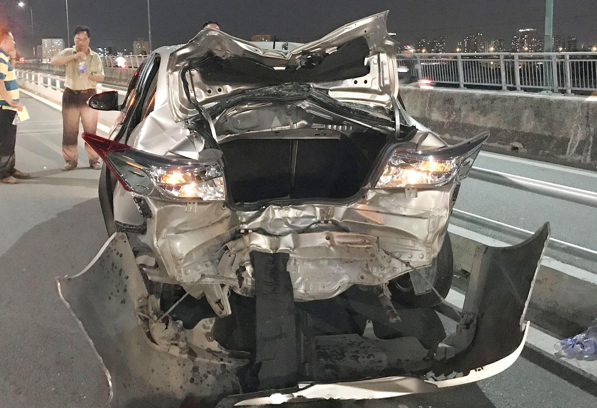 Thanh nien chay moto tong toac duoi Toyota Vios hinh anh