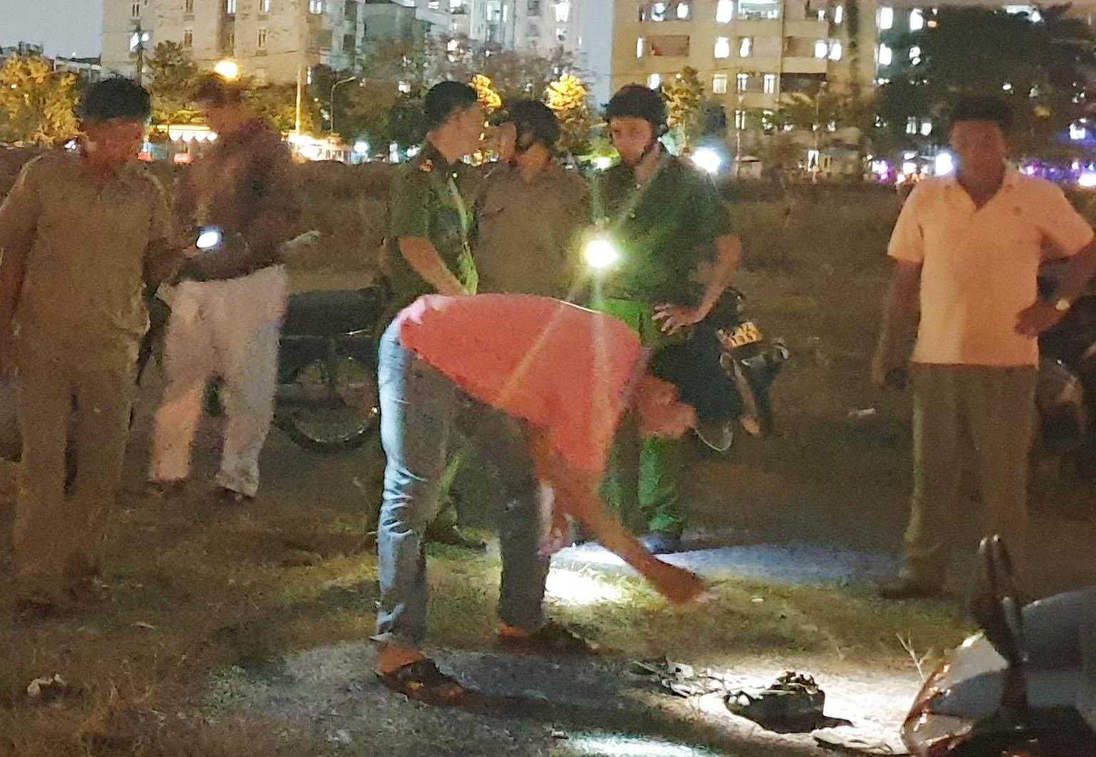 Vo tuoi xang len chong roi cham lua khien ca 2 bong nang hinh anh