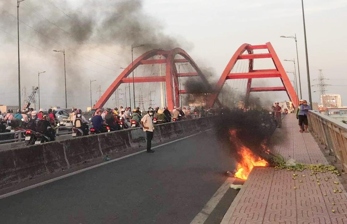 Chay xe may tren cau Binh Loi, giao thong un tac hon 2 km hinh anh