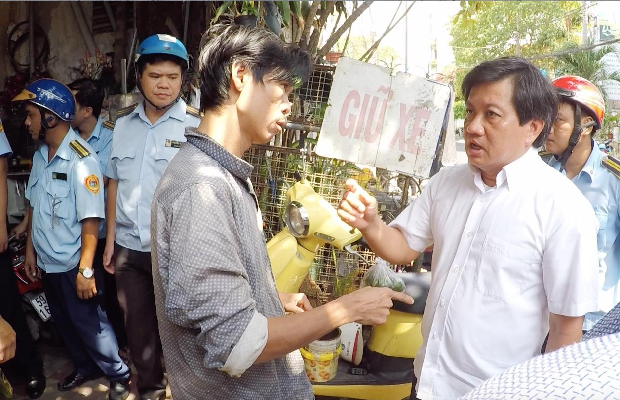 Ong Doan Ngoc Hai bi chong doi khi bat cho tha rong o Sai Gon hinh anh