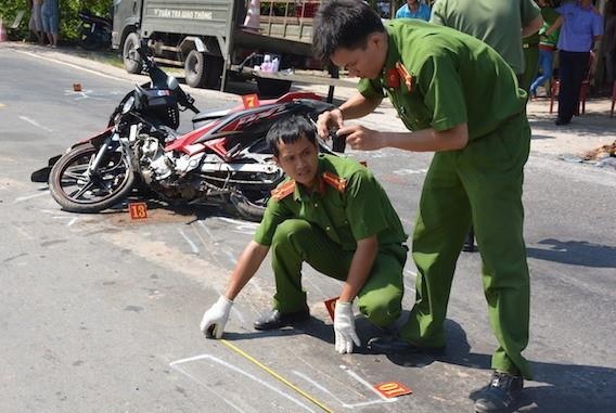 Nam thanh nien bi xe dau keo can tu vong o Sai Gon hinh anh