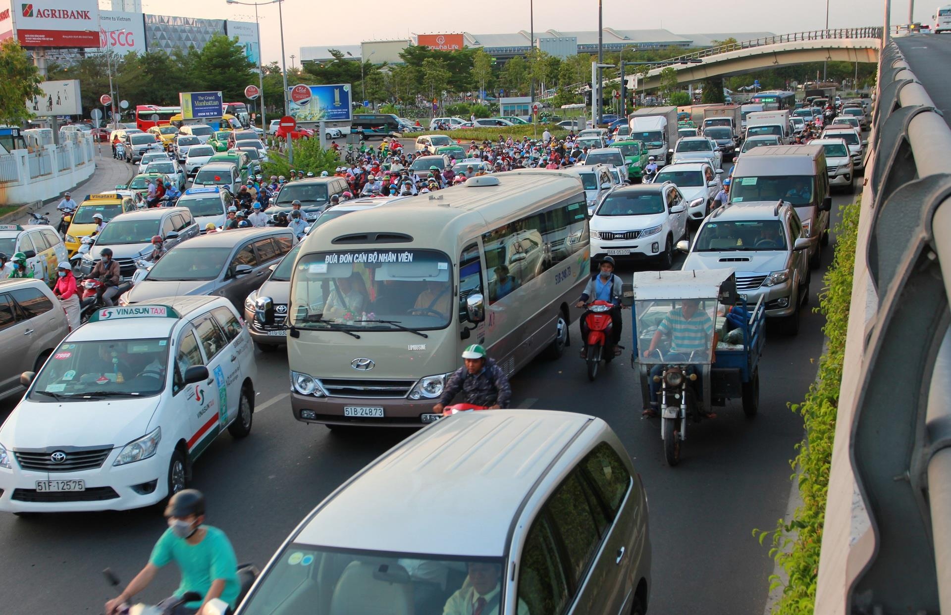 Nguoi Sai Gon nghi le 30/4, cua ngo san bay Tan Son Nhat un tac hinh anh