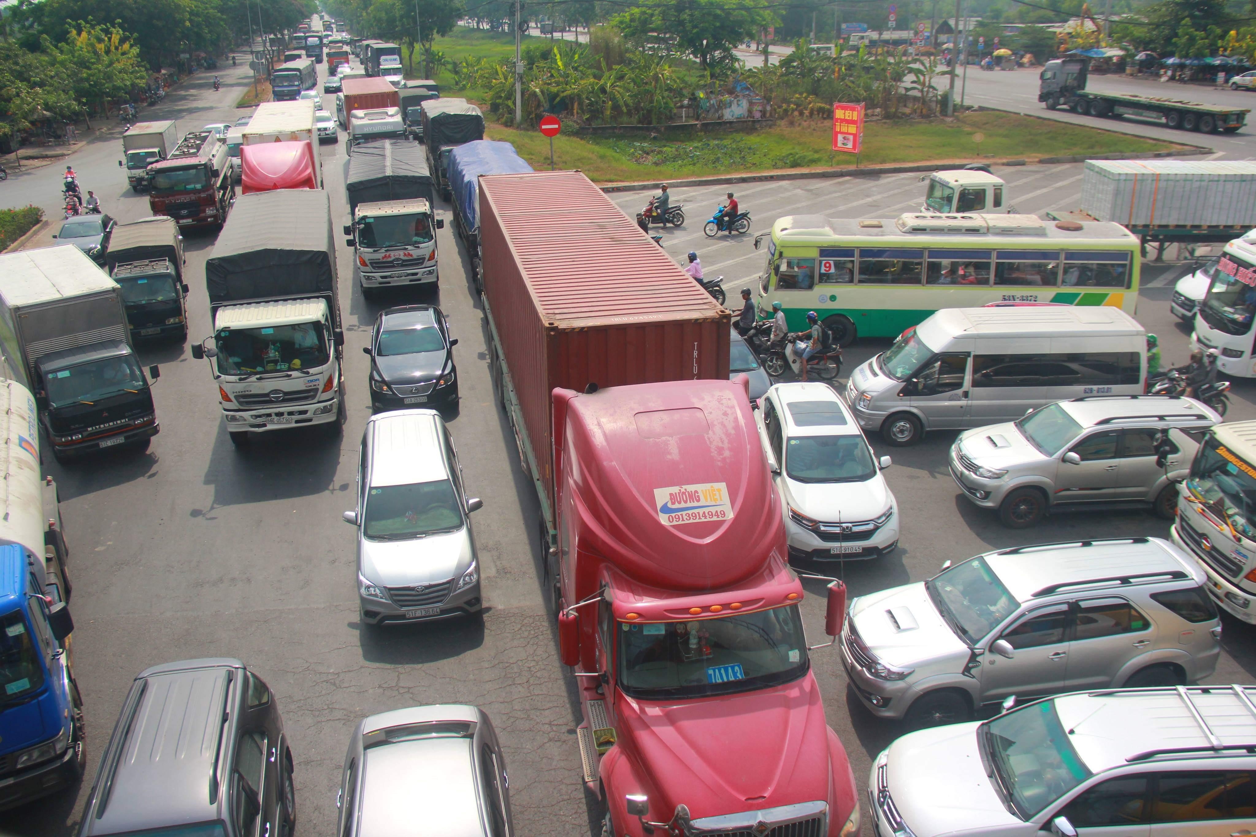 Cua ngo phia tay Sai Gon ket xe keo dai ngay dau nghi le 30/4 hinh anh