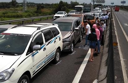 8 oto tong lien hoan tren cao toc Trung Luong, giao thong un tac 10 km hinh anh