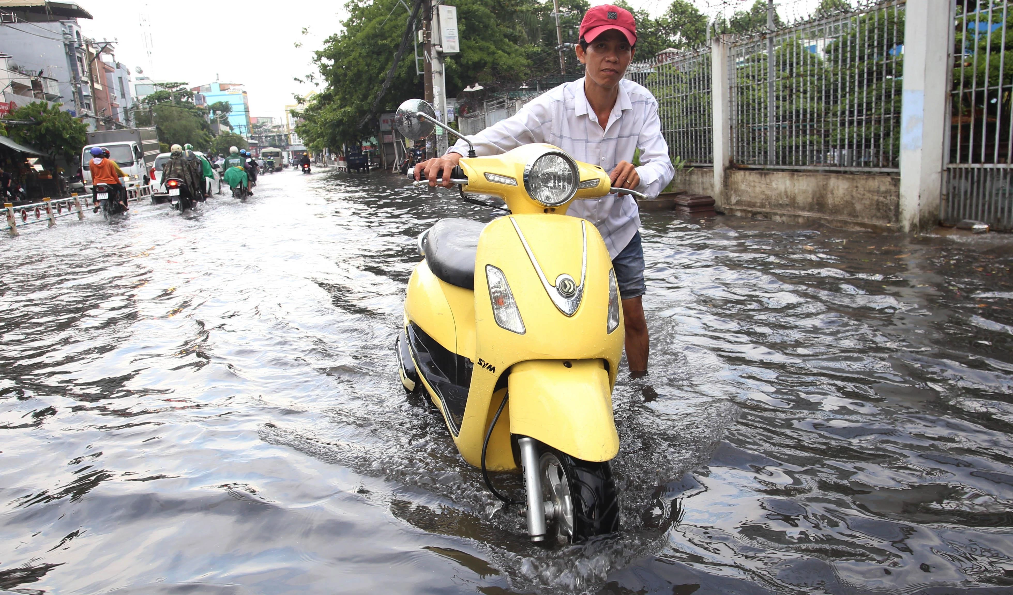 Nhieu tuyen duong Sai Gon ngap sau con mua nua gio hinh anh