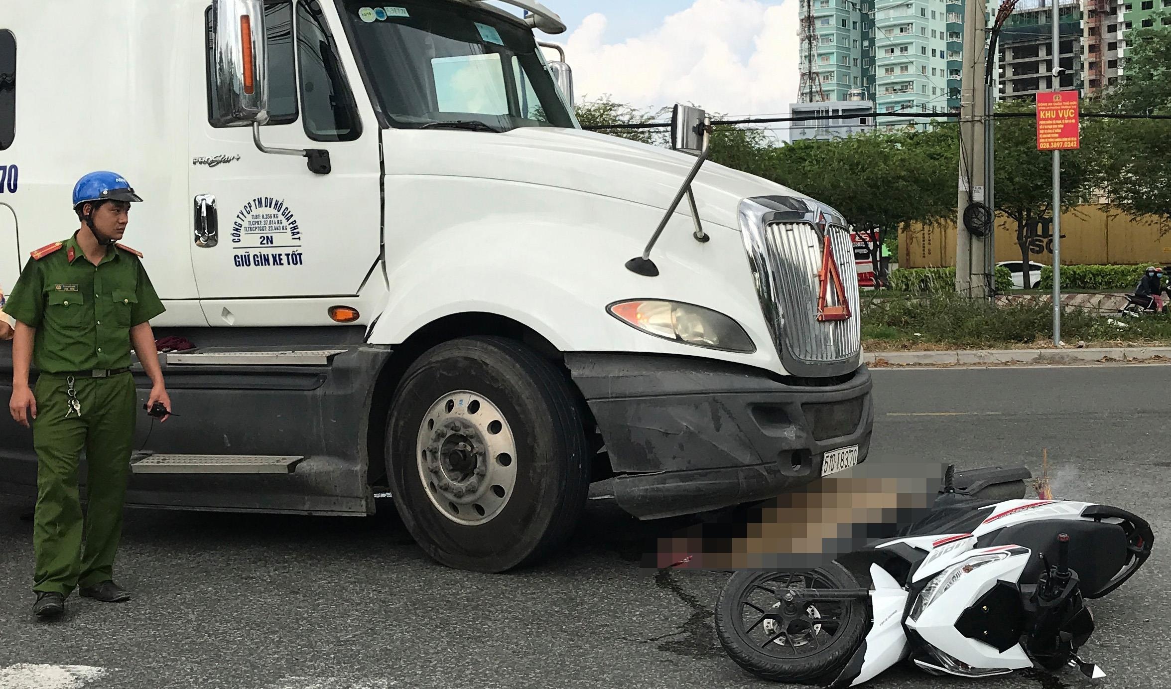 Va cham voi xe dau keo container, hai phu nu gap nan hinh anh