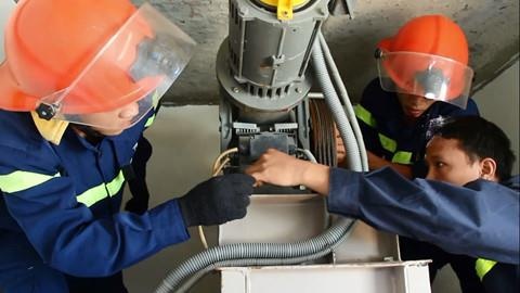 Giai cuu 8 nguoi ket trong thang may o Sai Gon hinh anh