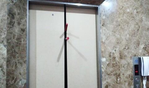 Nhiều người kẹt trong thang máy ảnh 1 Nhieu nguoi ket trong thang may anh 1