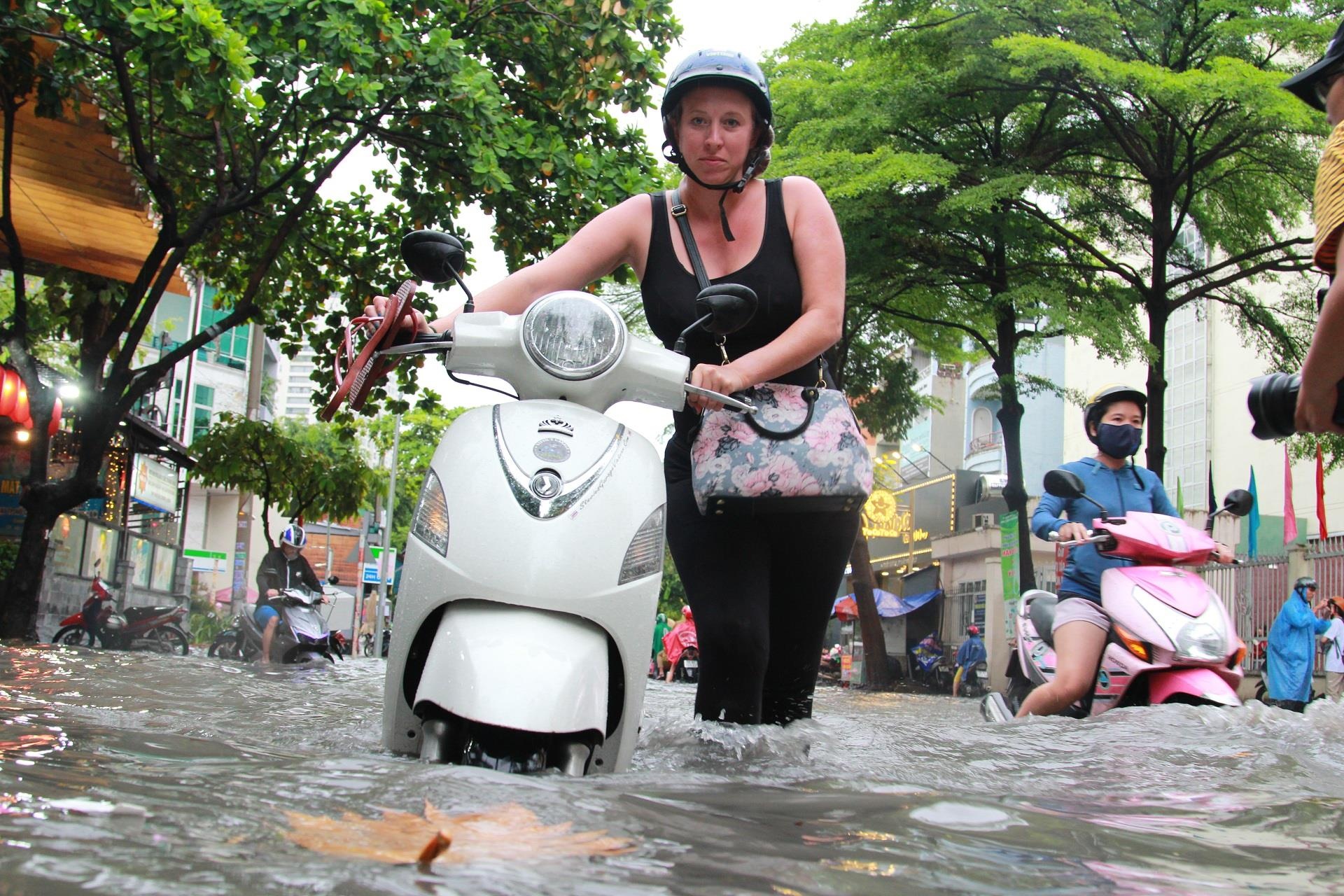 Khach Tay khong hieu vi sao nguoi Sai Gon so hai mua ngap nuoc hinh anh