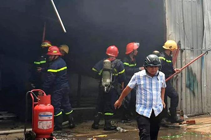 Chay nha xuong trong bai xe o Sai Gon hinh anh