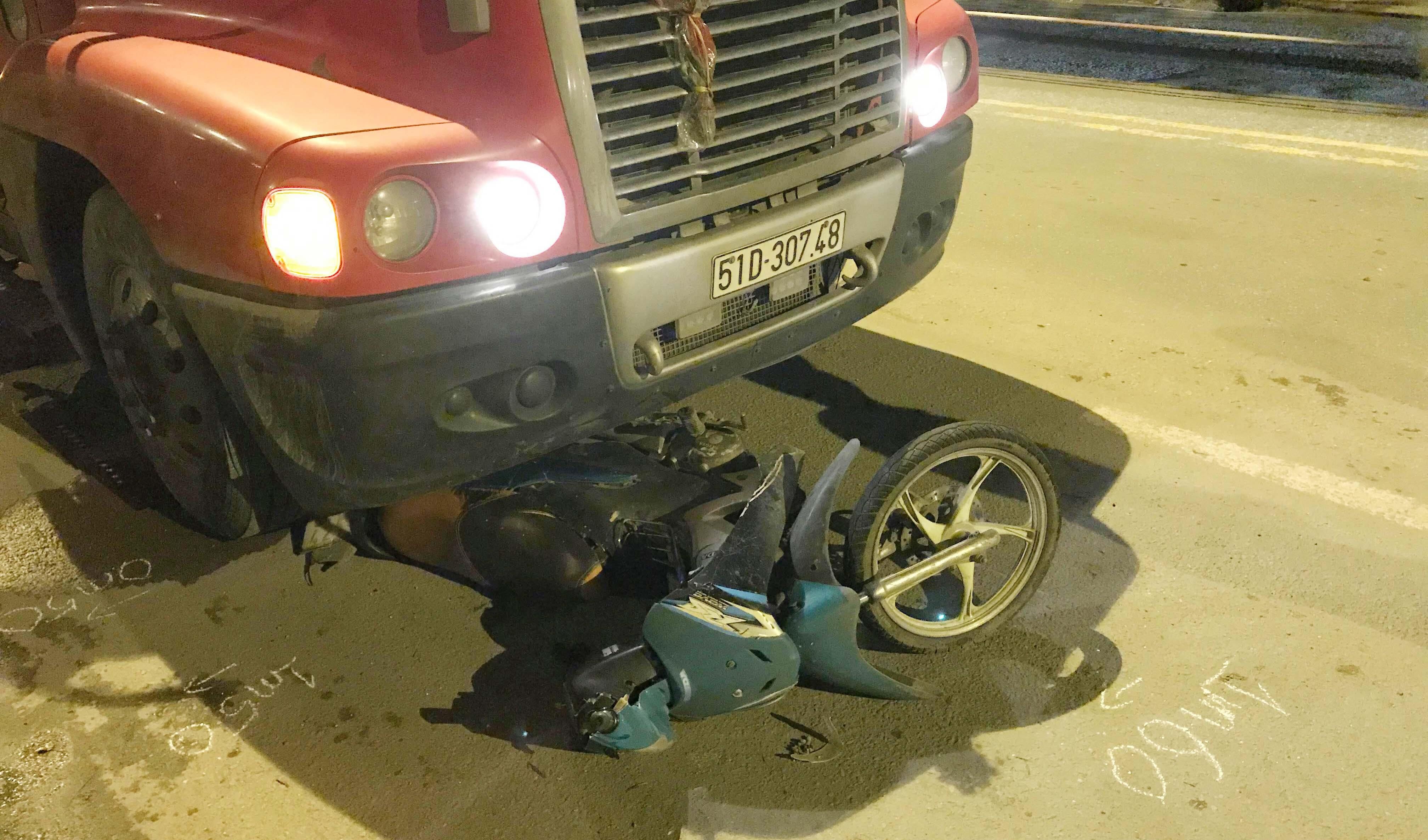 Hai nguoi chet do tai nan giao thong trong dem Sai Gon hinh anh