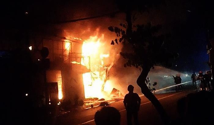 5 cua hang o Sai Gon chay ngun ngut, nhieu tai san bi thieu rui hinh anh