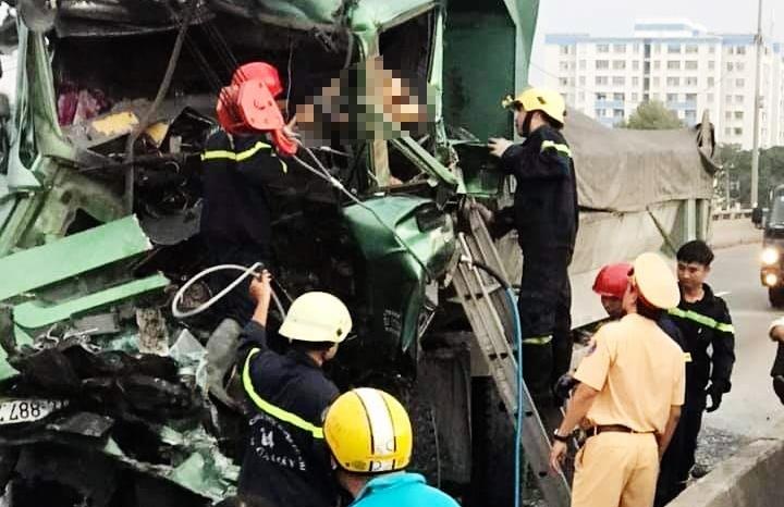 Xe ben tong duoi oto tai tren cau vuot An Suong, tai xe tu vong hinh anh