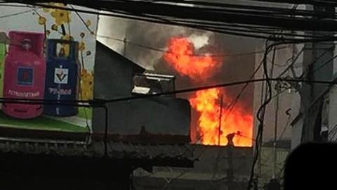 Chay nha o trung tam TP.HCM, nguoi dan om tai san thao chay hinh anh