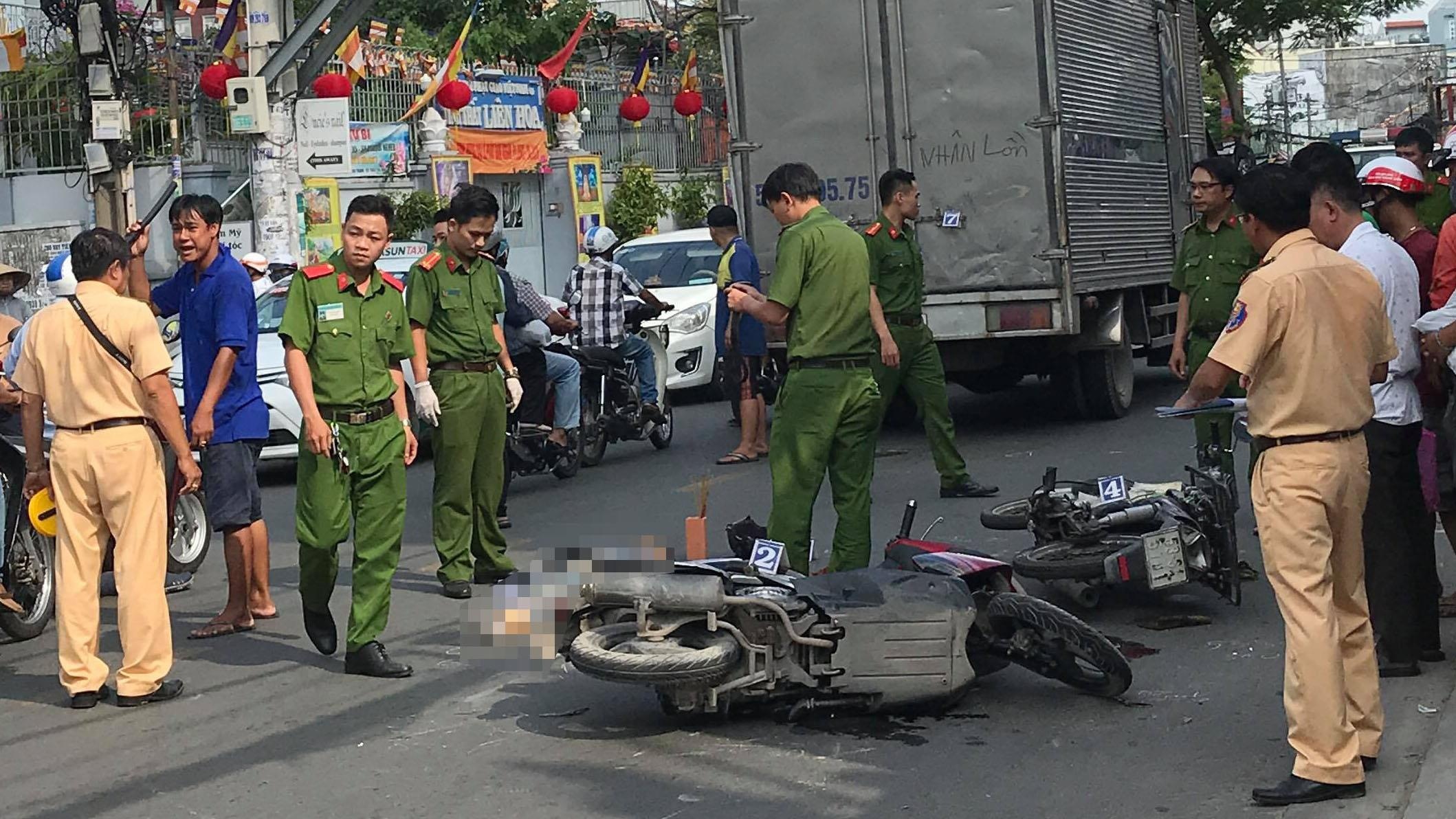 Va cham oto tai, nguoi phu nu tu vong o Sai Gon hinh anh