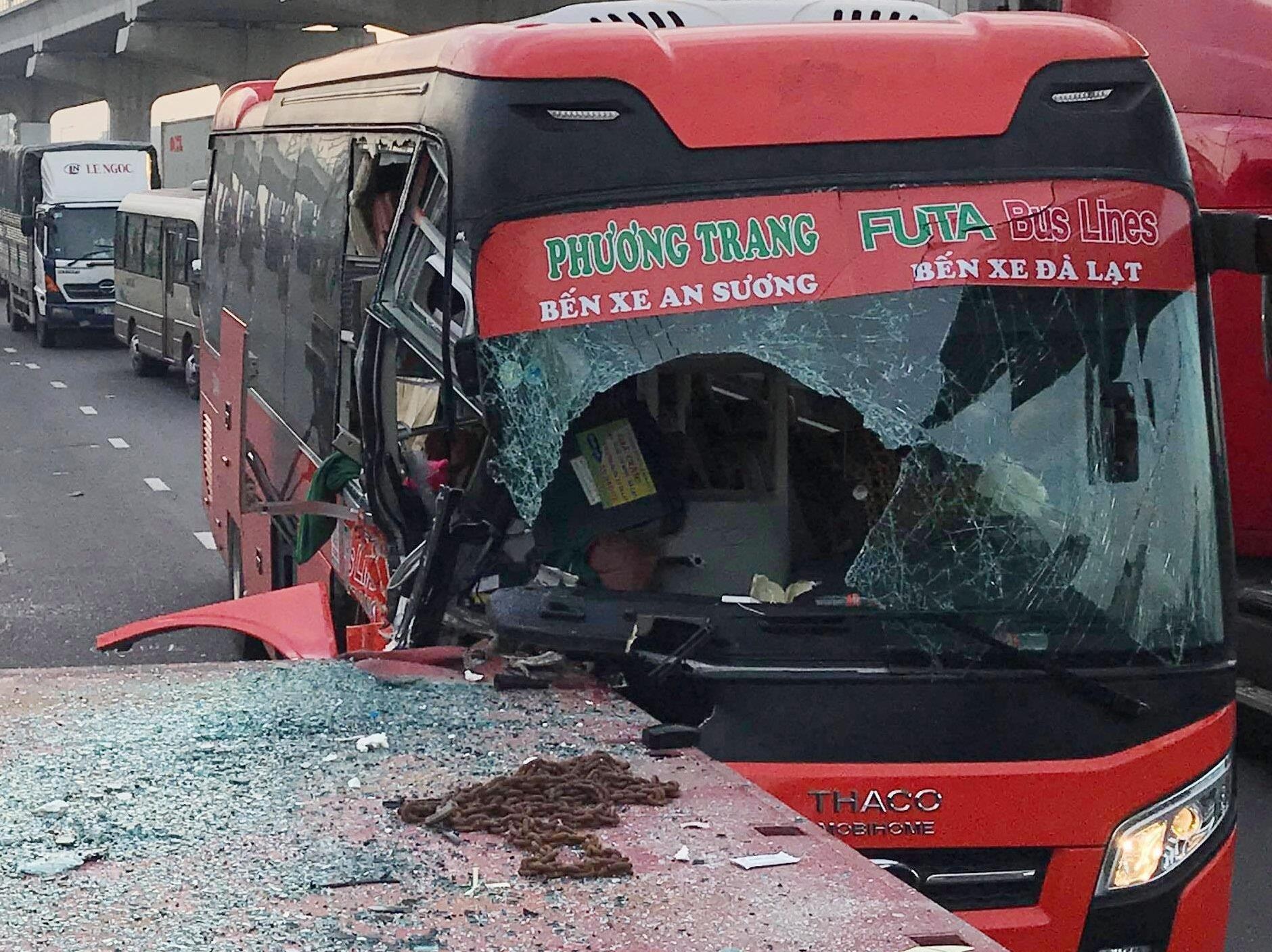 Tong duoi xe dau keo, phu xe Phuong Trang tu vong hinh anh