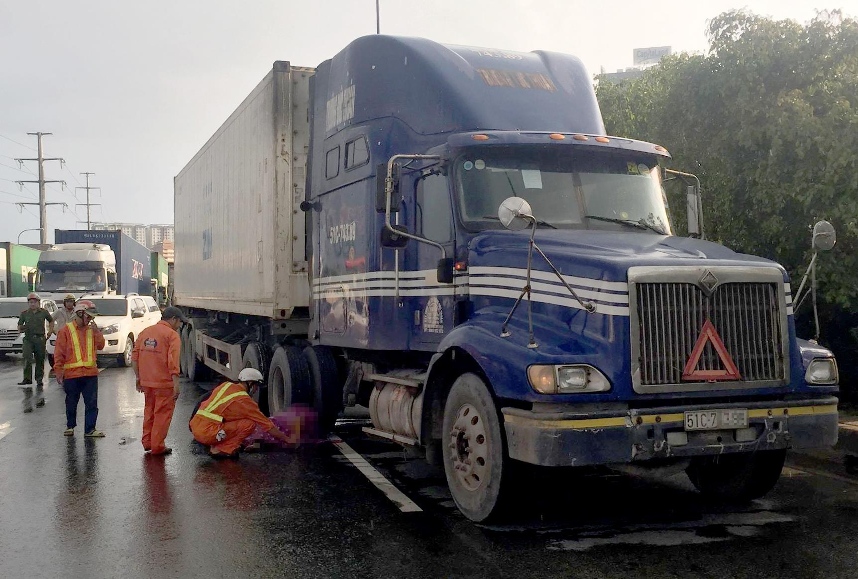 Nguoi dan ong bang qua duong bi xe dau keo can chet hinh anh