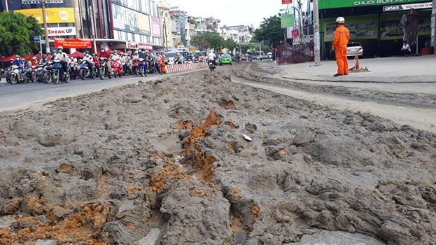 Xe ben do bun dat tran suot 500 m duong o Sai Gon hinh anh