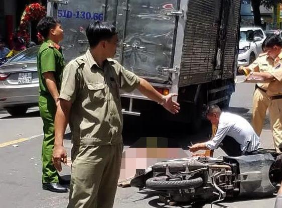 Mot phu nu thiet mang sau khi va cham voi xe tai o Sai Gon hinh anh