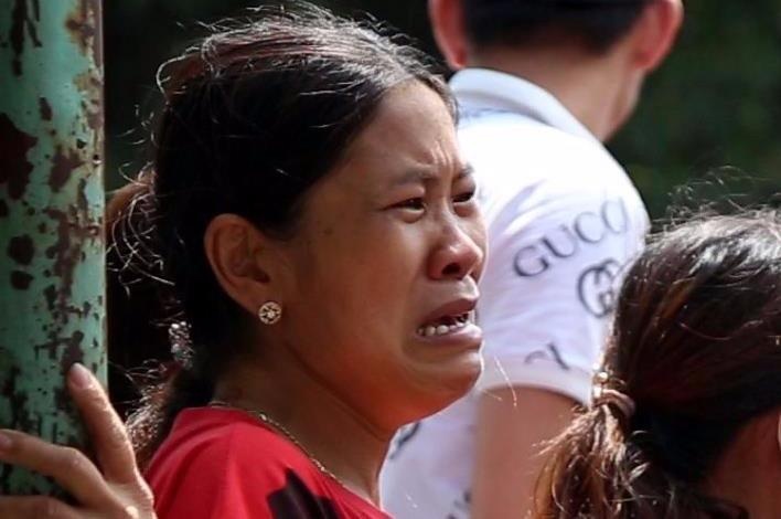 Nguoi than gao khoc sau vu 3 nguoi tu vong trong phong tro hinh anh