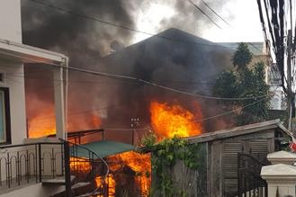 Chay can nha 2 tang giua Sai Gon, ca khu pho hot hoang hinh anh