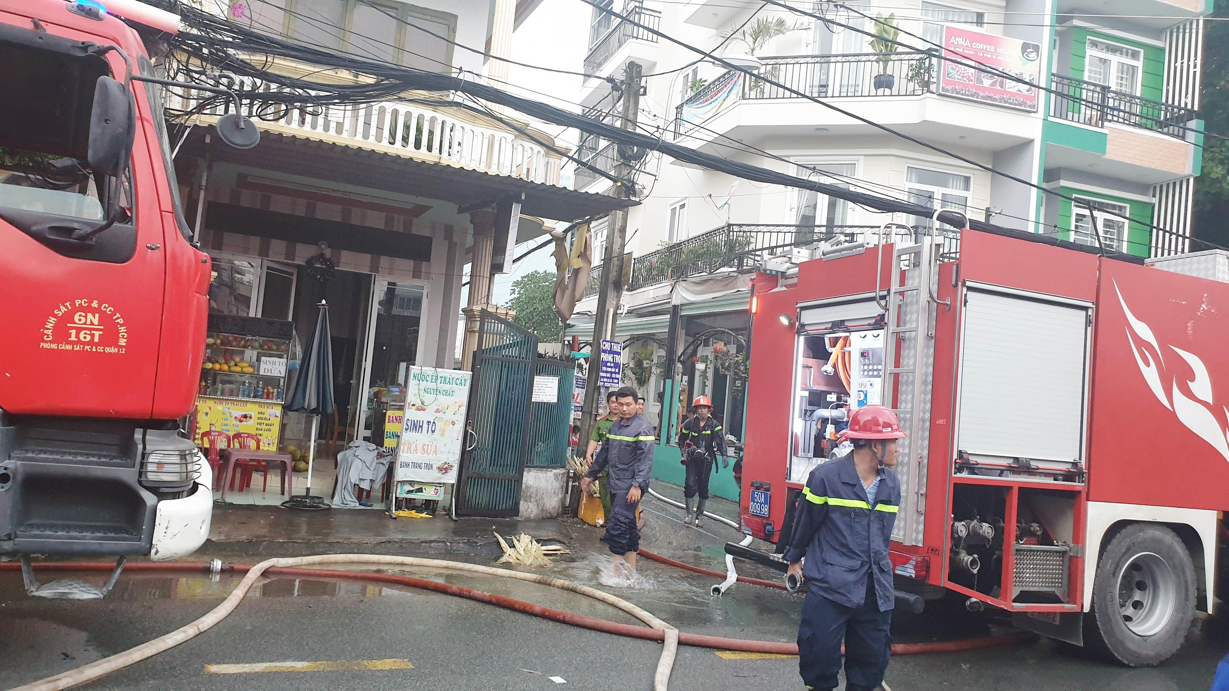 Chay nha trong hem anh 1