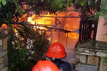 Chay can nha 3 tang trong hem o Sai Gon hinh anh