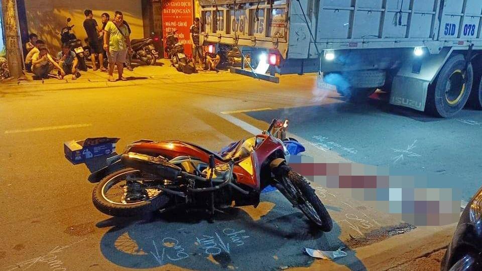 Nam sinh bi xe tai cuon vao gam anh 1