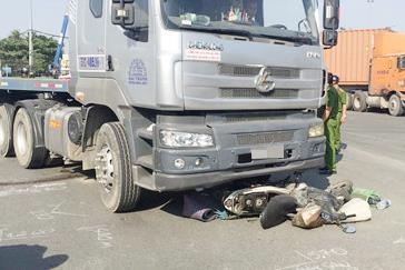 Nguoi me om con khoc ngat tai hien truong sau vu tai nan hinh anh