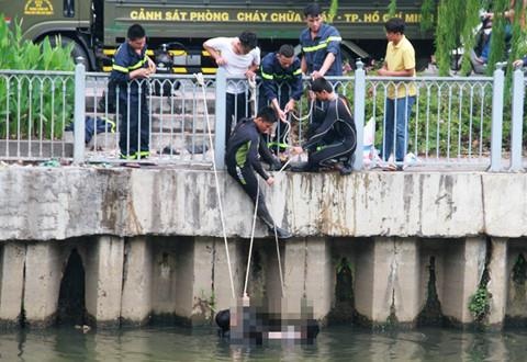 Nguoi dan ong nhay kenh Nhieu Loc tu tu hinh anh