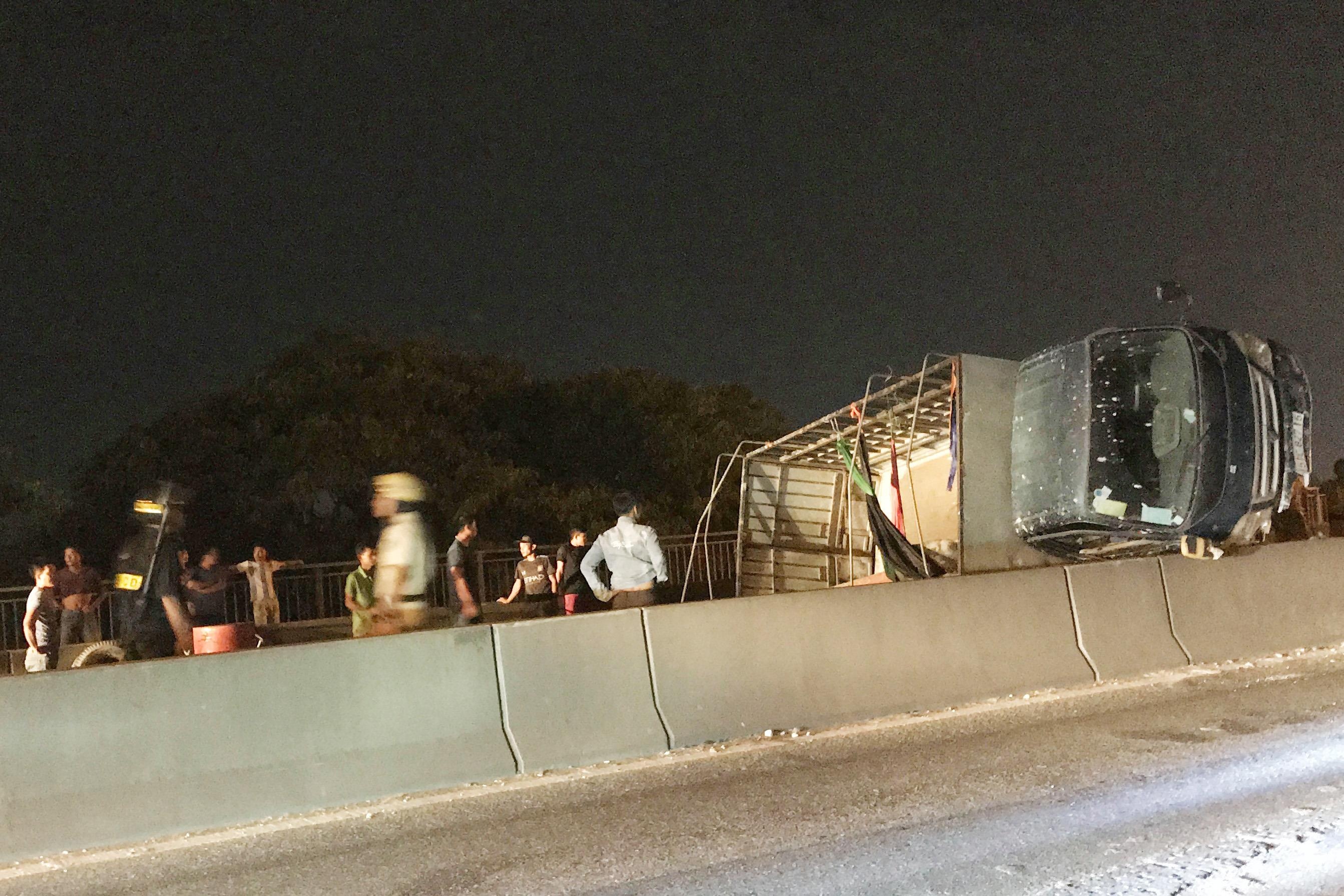 Xe tai lat tren cau Phu My anh 1