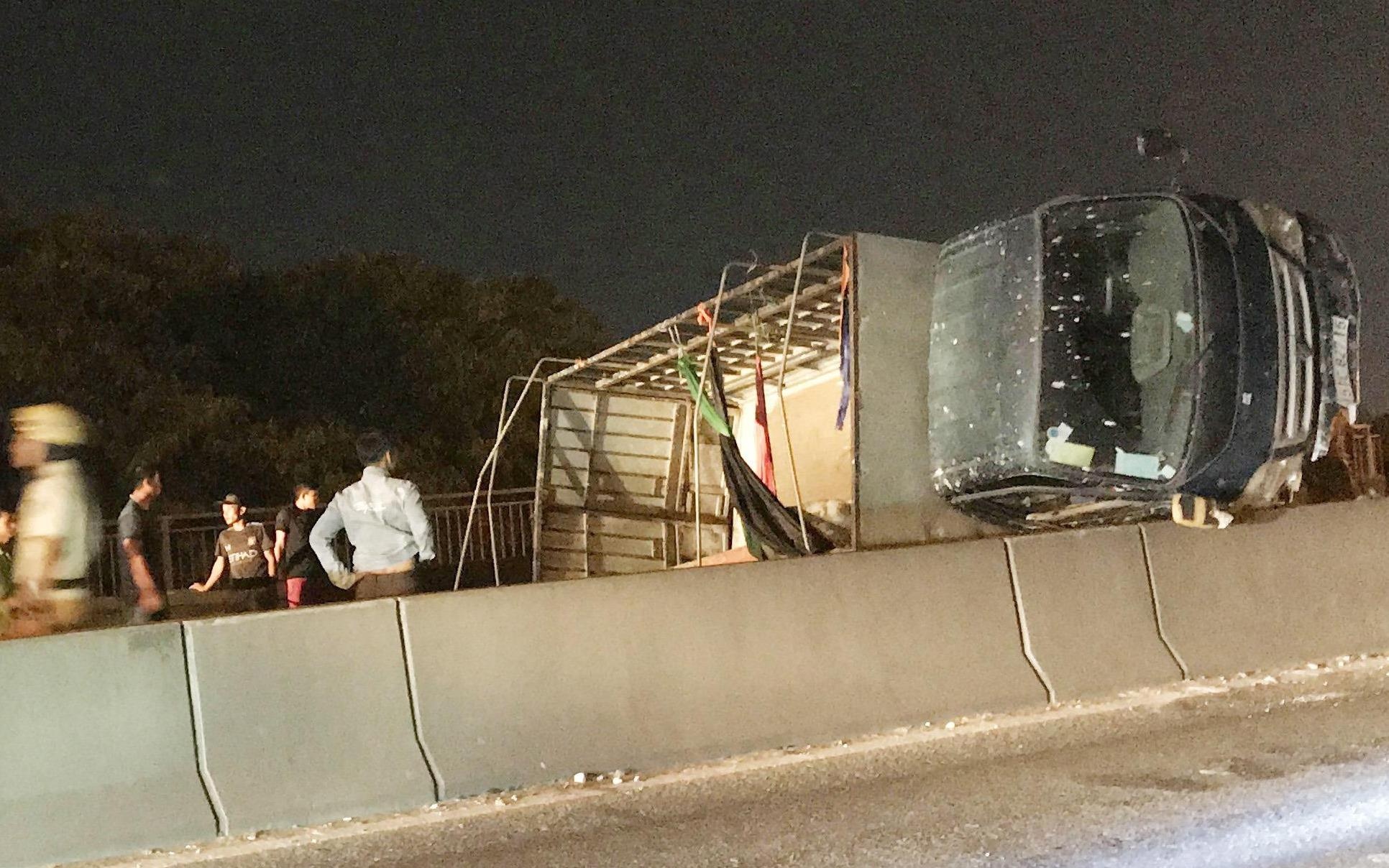 Xe tai lat chan ngang cau Phu My, giao thong un tac hon 5 km hinh anh